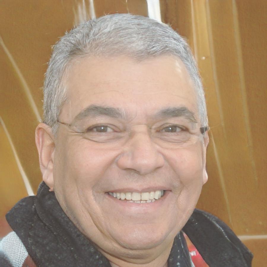 Marcus Johnson, Analista Financiero
